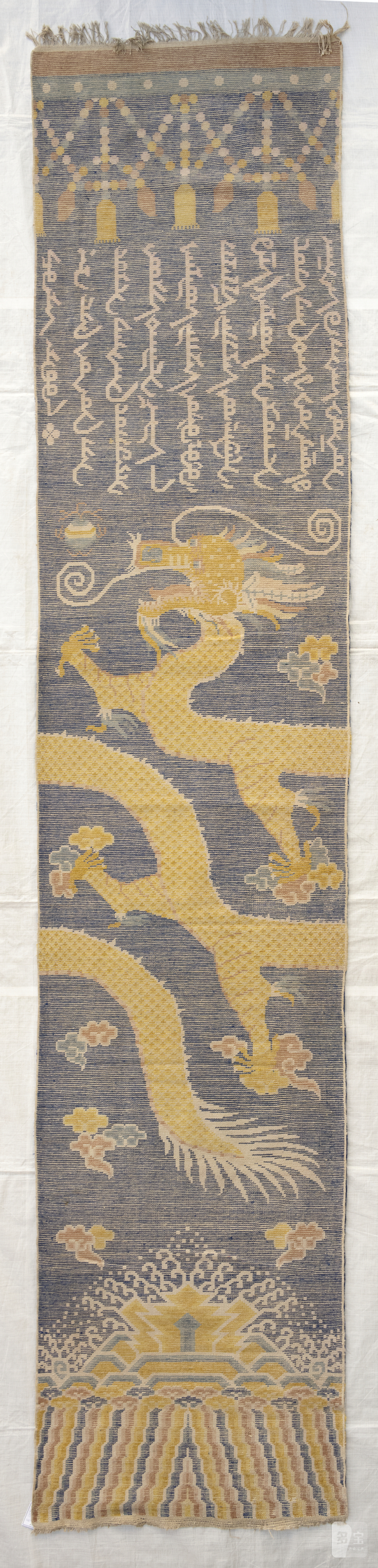 An unusual pair of pillar rugs - 图7